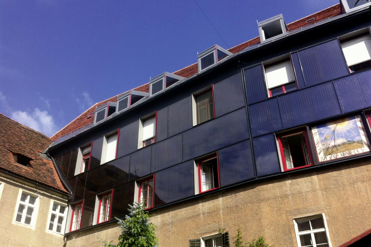 Franziskanerkloster Graz, fassadenintegrierte Solarkollektoren (derzeitiger Sanierungsstand) unten: Bauteilheizung und Heizraum mit Wärmepumpen,Foto: AEE INTEC