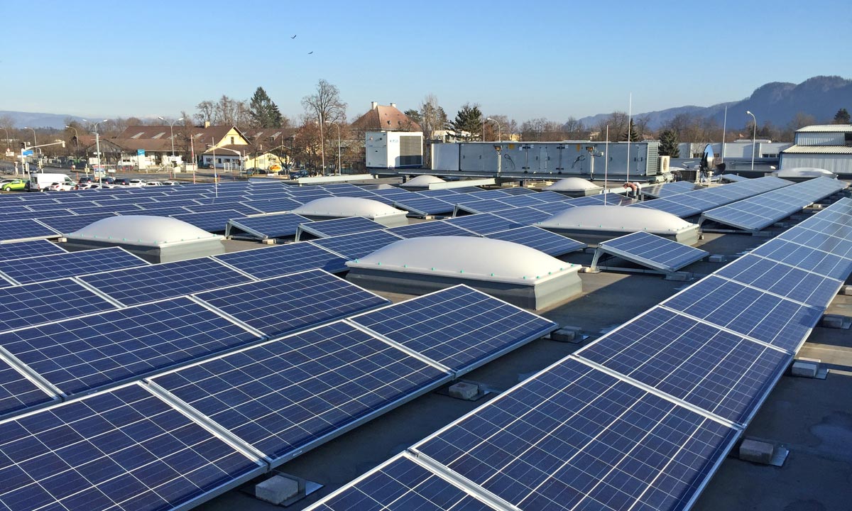 PV modules at a Klagenfurt retail park, Photo: IEV AG