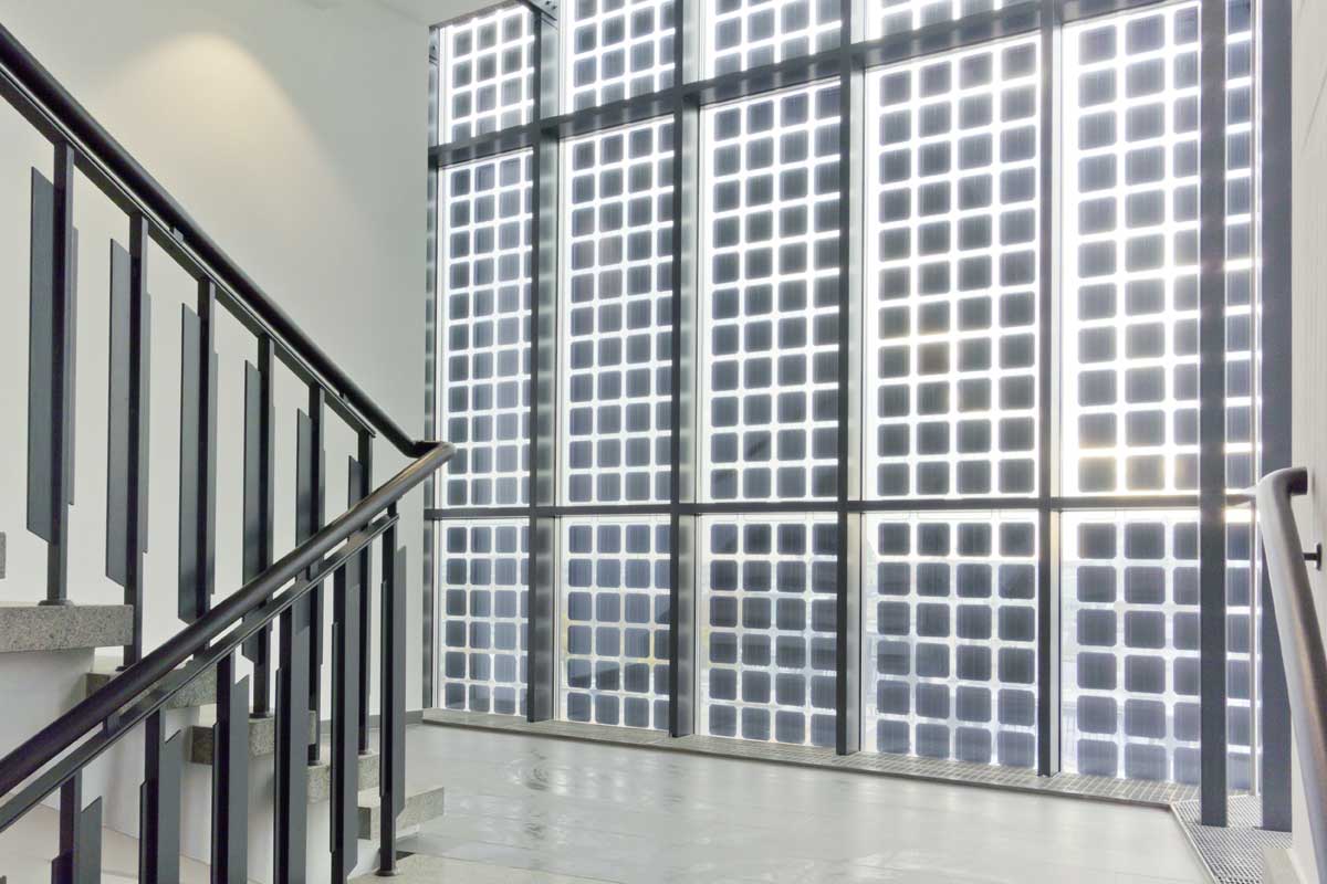Transparente PV-Paneele am Stiegenhaus des TU Bürohochhauses, Foto: Waldhör KG