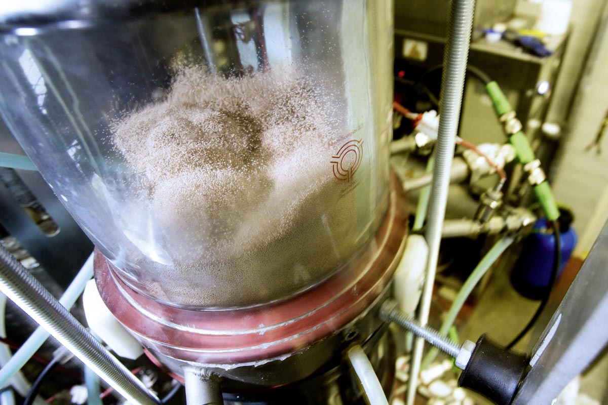 Close-up of fluidized-bed stage in adsorber, Photo: TU Wien/Julius Pirklbauer