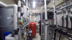 Plant room with heat pump, photo: Stadtwerke Wörgl GmbH