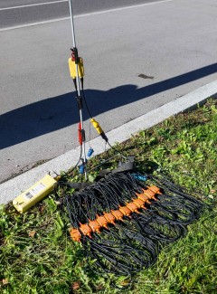 Im gesamten Messgebiet sind Messsensoren – sogenannte Geophone – aufgebaut, welche für ca. 8 Wochen an Ort und Stelle liegen bleiben, Foto: Wien Energie/Christian Hofer