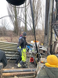 The absorber tubes are pulled into the borehole. On the left are the fibre optic cables that are also pulled in and compressed in the process, photo: SANBA project
