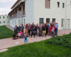 Erste BewohnerInnen des gemeinschaftlichen Wohnprojektes kurz nach dem Einzug im September 2022, Foto: Garten der Generationen
