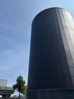 Innovative Bauweise mit PV-Hülle In die Speicherhülle wurde eine Photovoltaikanlage integriert. Auf einer Fläche von knapp 1.300 m² befinden sich speziell angefertigte, schwarz satinierte PV-Module mit einer Gesamtleistung von 250 kWp. Foto: EnergieWerk Ilg