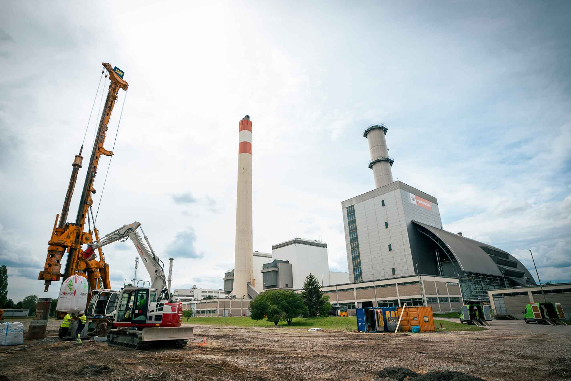 Bohrungen für die Dämmbohrpfahlwand. Dabei werden diverse Materialien für einen möglichen Einsatz beim späteren Bau des Wärmespeichers getestet. Foto: Wien Energie/Michael Horak