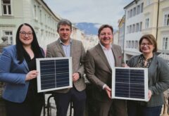 Vizebürgermeisterin Sarah Katholnig, Michael Siter (von der Taskforce Photovoltaik), Bürgermeister Günther Albel, Ursula Lackner (Leiterin Nachhaltigkeits- und Energiemanagement), Foto: Stadt Villach
