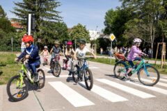 Kinder im Fahrradübungsgarten in Wiener Neustadt