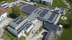 Luftbild der PV-Anlage am Dach von Volksschule und Kindergarten Neukirchen
